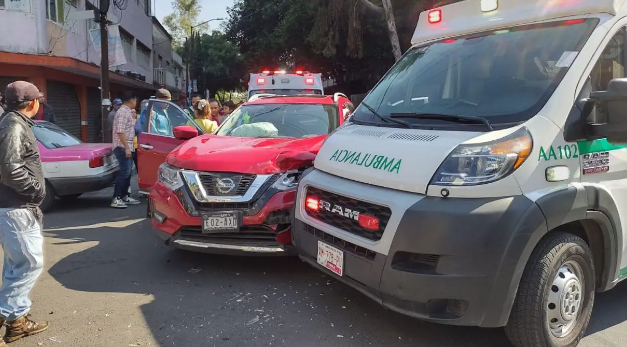 Conductor de ambulancia queda ante el Ministerio Público tras accidente en Azcapotzalco