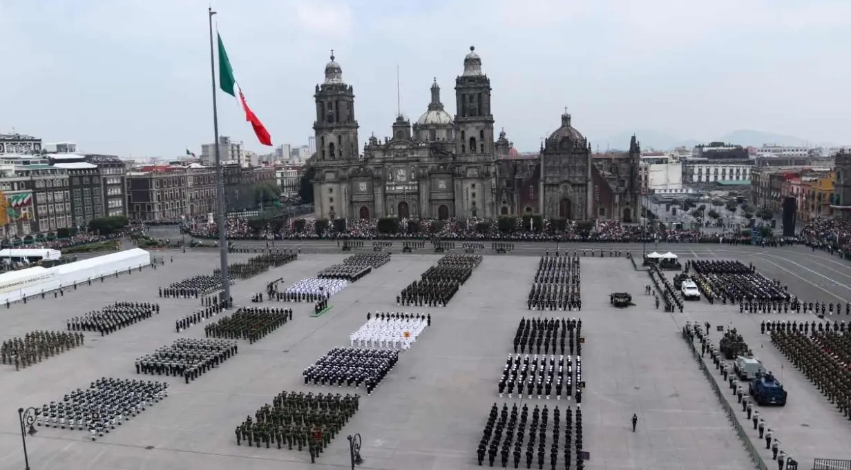 Paracaidistas realizan salto durante el Desfile de Independencia