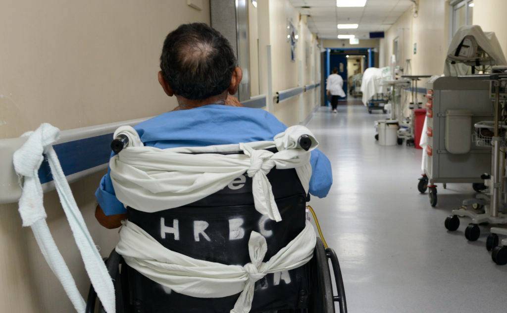 Hospitales se convierten en refugio para adultos mayores abandonados